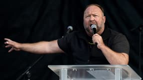 Alex Jones s’exprime face à des partisans de Donald Trump, à Washington, le 12 décembre 2020.