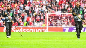 Les jardiniers en plein travail au stade Pierre-Mauroy, septembre 2023
