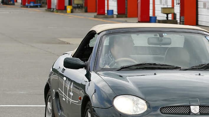 La MG F du road-trip au Japon avec à côté la MX-5