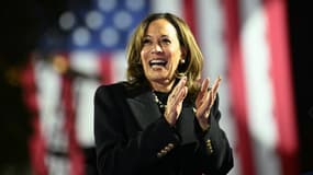 Kamala Harris arrive pour prendre la parole lors d'un meeting de campagne sur la Benjamin Franklin Parkway à Philadelphie, en Pennsylvanie, le 4 novembre 2024.