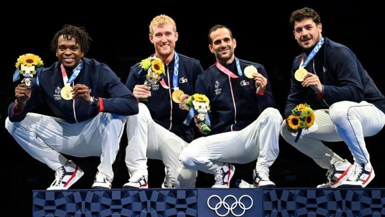 Les Français, médaillés d'or du fleuret par équipes après avoir battu les Russes en finale, le 1er août 2021 aux Jeux Olympiques de Tokyo 2020