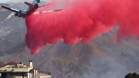 Un avion de lutte contre les incendies largue du Phos-Chek à Topanga, dans le comté de Los Angeles, en Californie, le 10 janvier 2025.