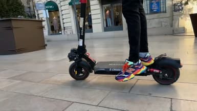 Un conducteur de trottinette électrique dans une zone piétonne de Béziers