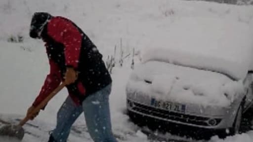 Des habitants ont dû déloger la neige à coups de pelles dimanche.