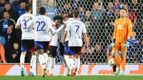 Les Lyonnais félicitent Fofana après son but face aux Rangers 