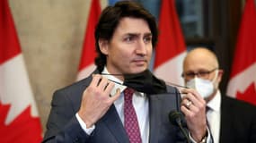 Le Premier ministre canadien Justin Trudeau enlève son masque lors d'une conférence de presse à Ottawa, Canada, le 14 février 2022
