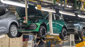 Une Clio 6 sur la ligne de production de l'usine de Bursa (Turquie), entre une Clio 5 et un Renault Duster.