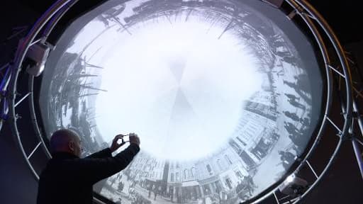 Un homme photographie le "Photorama" des frères Lumière à l'exposition "Lumière! Le cinéma inventé", le 25 mars 2015 au Grand Palais à Paris