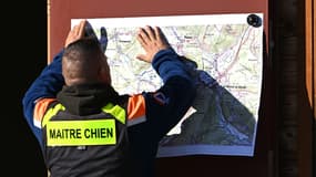Un maître-chien de la Protection civile participe aux recherches pour retrouver Lina, 15 ans, qui a disparu entre son domicile et la gare de Saint-Blaise-la-Roche, le 26 septembre 2023.