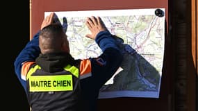 Un maître-chien de la Protection civile participe aux recherches pour retrouver Lina, 15 ans, qui a disparu entre son domicile et la gare de Saint-Blaise-la-Roche, le 26 septembre 2023.