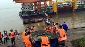Des secouristes à la recherche de survivants après le naufrage d'un navire le 2 juin 2015 sur le fleuve Yangtsé