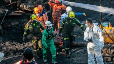 Des secours transportant le corps d'un des mineurs décédé après un coup de grisou le 4 juin 2022 à El Zulia en Colombie.