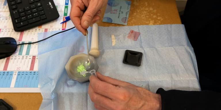 Un usager de drogue prépare lui-même un échantillon d'ecstasy pour qu'il soit analysé par le laboratoire du Caarud Beaurepaire à Paris, le 23 janvier 2025