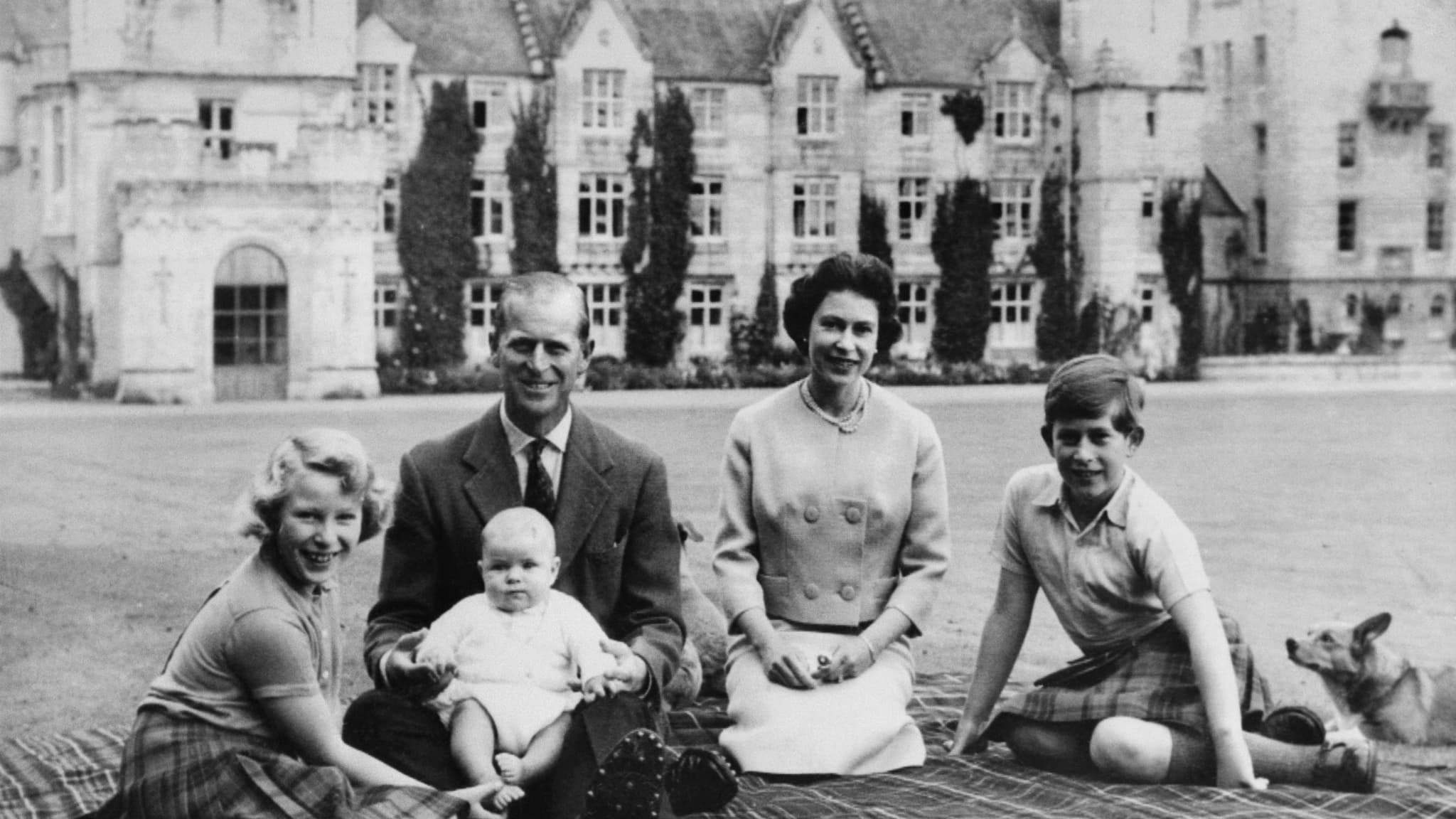 Le prince Philip, la reine Elizabeth avec leurs trois premiers enfants, Charles, Anne et Andrew à Balmoral en 1960