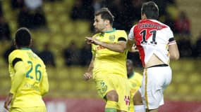 Lorik Cana au duel avec Guido Carrillo