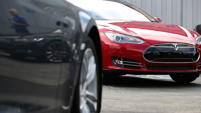 Ce n'est ni le design de la voiture, ni le charme d'Elon Musk, CEO de Tesla, qui incitent les clients, mais plutôt le prix des carburants.