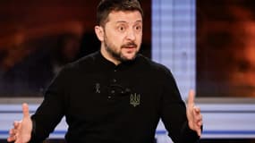 Le président ukrainien Volodymyr Zelensky répond aux journalistes lors d'une émission spéciale avec les médias de l'Union européenne de radio-télévision au Musée de l'Homme à Paris, le 26 mars 2025.