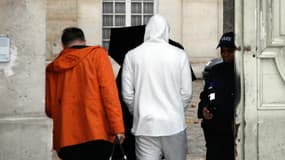 Karim Benzema lors de son arrivée ce matin dans les locaux de la PJ de Versailles.