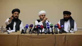 Les représentants talibans Abdul Latif Mansoor (g), Shahabuddin Delawar (c) et Suhail Shaheen, lors d'une conférence de presse à Moscou, le 9 juillet 2021 (photo d'illustration)