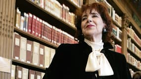 Assia Djebar, dans la bibliothèque de l'Académie française en 2006.
