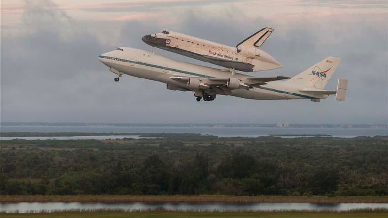 Accrochée à un Boeing 747, la navette spatiale Endeavour a décollé de Floride mercredi pour la dernière fois afin de se rendre en Californie où l'attend sa nouvelle vie, celle de pièce de musée. /Photo prise le 19 septembre 2012/REUTERS/Scott Andrews/NASA