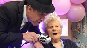 Une photo diffusée par Hallmark Care Homes et prise le 21 août 2024 montre Ethel Caterham célébrant son 115e anniversaire à Lightwater, au sud-ouest de Londres. 