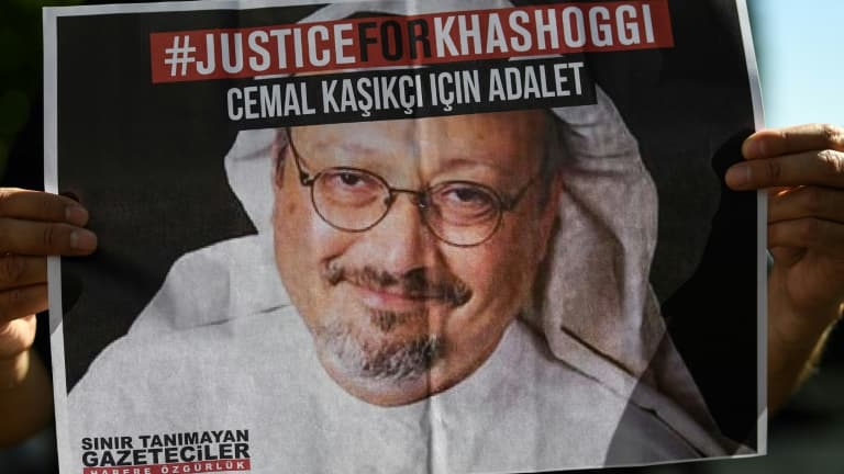 Des amis du journaliste saoudien Jamal Khashoggi brandissent des affiches à son effigie devant le consulat d'Arabie saoudite à Istanbul où il a été tué, lors du deuxième anniversaire de son meurtre en octobre 2020

