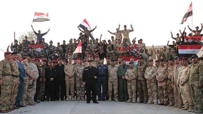 Des soldats irakiens prennent la pose et fêtent leur victoire à Mossoul, aux côtés du Premier ministre Haider al-Abadi, sur une photo diffusée le 10 juillet 2017.