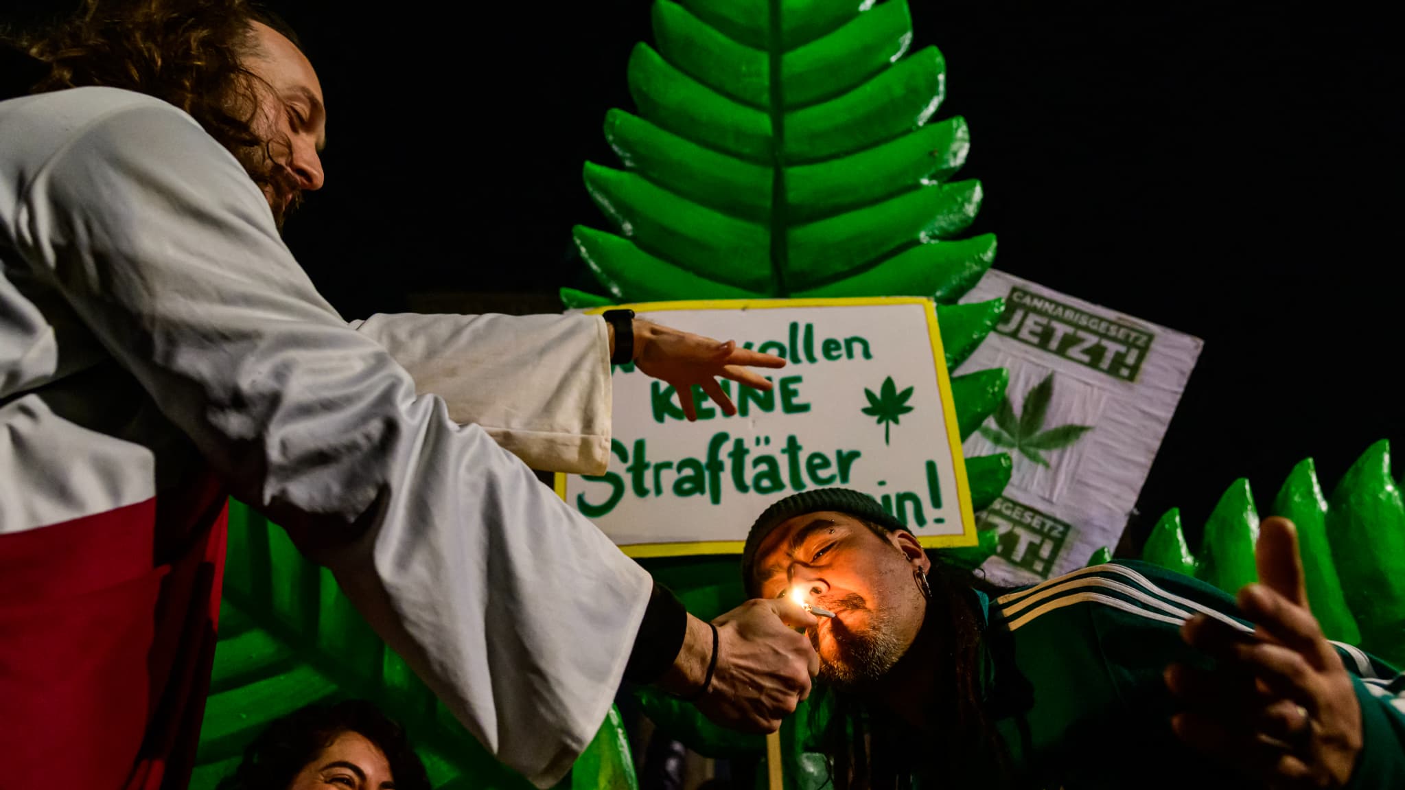 L'Allemagne autorise depuis le 1er avril 2024 l'usage très encadré du cannabis, devenant le plus grand pays de l'UE à légaliser cette substance L'Allemagne autorise depuis le 1er avril 2024 l'usage très encadré du cannabis, devenant le plus grand pays de l'UE à légaliser cette substance