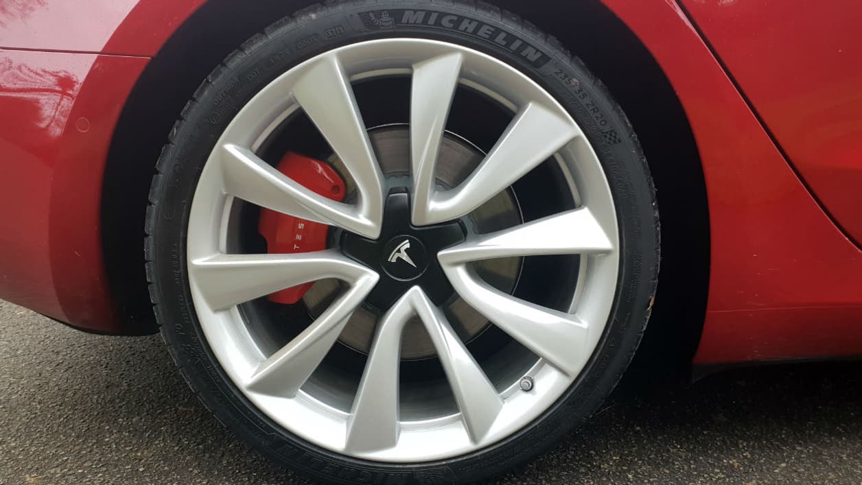 De bons freins, c'est essentiel pour une voiture aussi puissante. De bons freins, c'est essentiel pour une voiture aussi puissante.