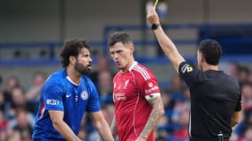 Diego Costa écope d'un carton jaune lors d'un match de charité entre les anciennes gloires de Chelsea et de Liverpool le 11 octobre 2025