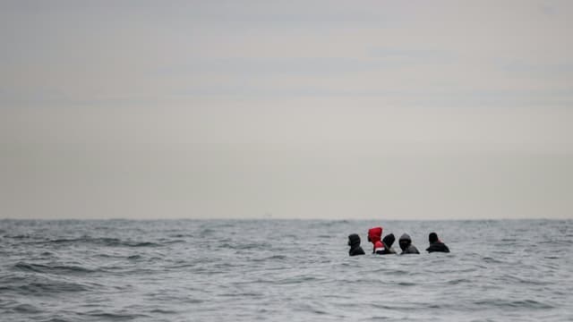 Des migrants embarqués sur une embarquation entre deux vagues au cap Blanc-Nez dans le Pas-de-Calais le 27 août 2020 (image d'illustration)