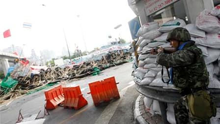 L'armée thaïlandaise a lancé mercredi une offensive contre les opposants au gouvernement et a réussi à forcer une barricade du campement fortifié que ces derniers occupent depuis cinq semaines dans le quartier d'affaires de Bangkok. /Photo prise le 19 mai