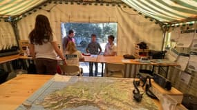 Les Scouts et guides de France ont installé un camp au parc des Calanques, à Marseille, afin d'apporter leur soutien aux pompiers face aux risques de feux de forêt.