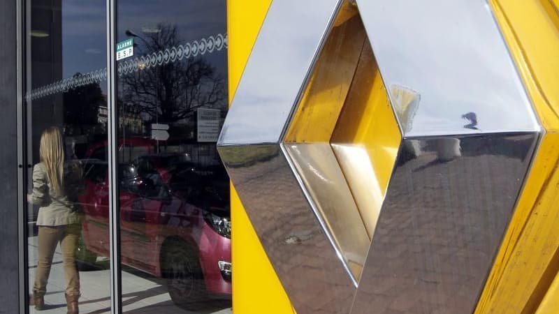 La CFDT signera l'accord de compétitivité proposé par Renault en échange de l'attribution à ses usines françaises de volumes de production supplémentaires. La CFE-CGC, principal syndicat de Renault avec 29,7% des voix, et Force Ouvrière (15,6% des voix),