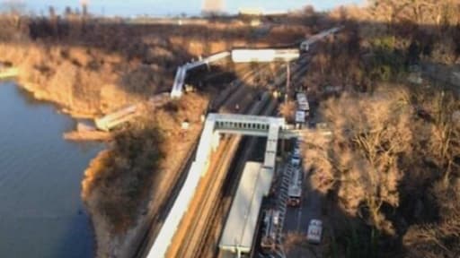 Les premières images du train qui a déraillé à New-York le 1erdécembre 2013.