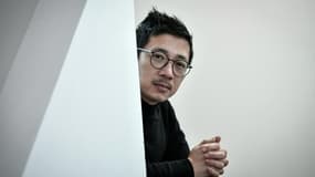 L'artiste d'origine vietnamienne Bao Vuong pose à la galerie A2Z à Paris le 13 janvier 2022