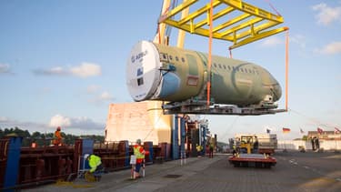 Un élément de l'A320 est chargé depuis le port de Hambourg en Allemagne pour arriver à l'usine américaine de Mobile, en Alabama,
