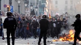 Affrontements entre manifestants et policiers dans le centre de Barcelone. Au lendemain de la grève générale qui a paralysé une partie de l'Espagne et dégénéré à Madrid et Barcelone, Mariano Rajoy, le président du gouvernement de droite, présente vendredi