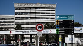 Une femme passe devant le parking de l'hôpital Saint-Étienne Nord, à Saint-Étienne (Loire) le 17 février 2025. 