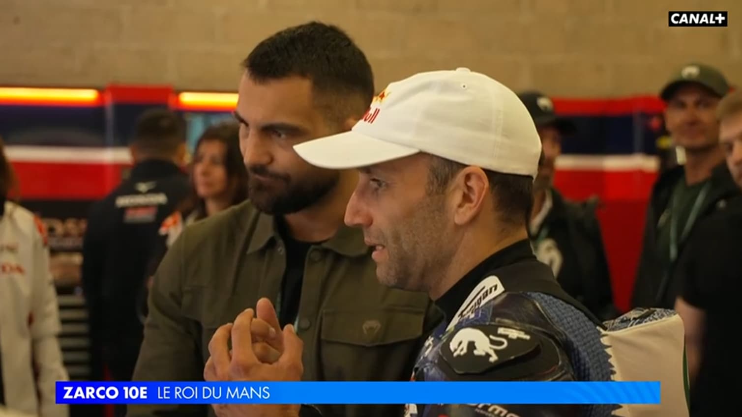 Le combattant UFC Benoit Saint Denis aux côtés de Johann Zarco au GP de France le 10 mai 2026