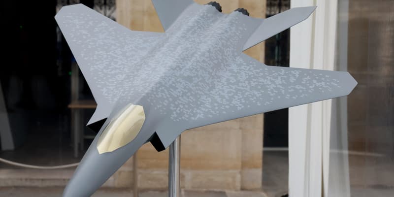 Une maquette du Système aérien de combat futur (SCAF), un avion européen développé par Dassault Aviation, est exposée dans la cour du palais de l'Élysée lors d'une réunion du Conseil des ministres en présence du président français, du chancelier allemand et de leurs ministres respectifs. 