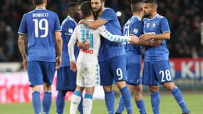 Malgré l'accueil glacial du stade de Naples, Gonzalo Higuain (Juventus) a salué son ancien coéquipier Dries Mertens lors du choc de Serie A (1-1).