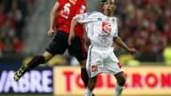 Le Rennais Bruno Cheyrou a beau prendre le dessus sur le Guingampais Eduardo Dos Santos, ce sont les pensionnaires de L2 qui vont remporter la Coupe de France.