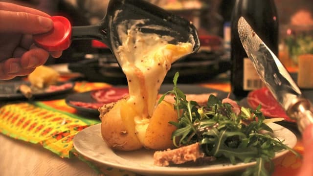 Les Français ont continué à manger de la raclette en juin.