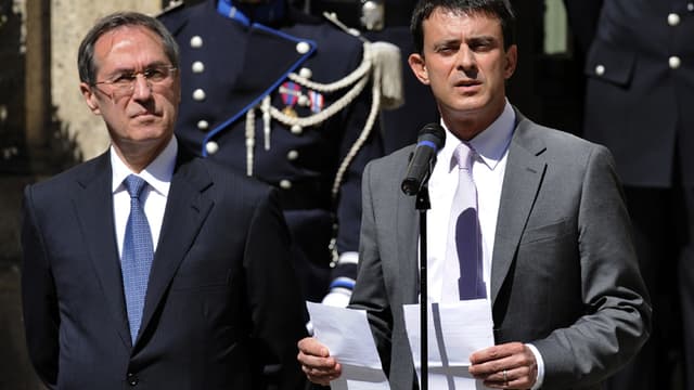 Claude Guéant (à gauche) et Manuel Valls, lors de leur passation de pouvoir au ministère de l'Intérieur, le 17 mai 2012.