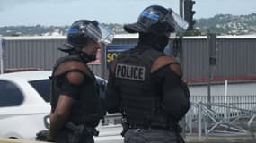Des policiers au Lamentin en Martinique, en plein manifestations contre la vie chère, le 11 octobre 2024