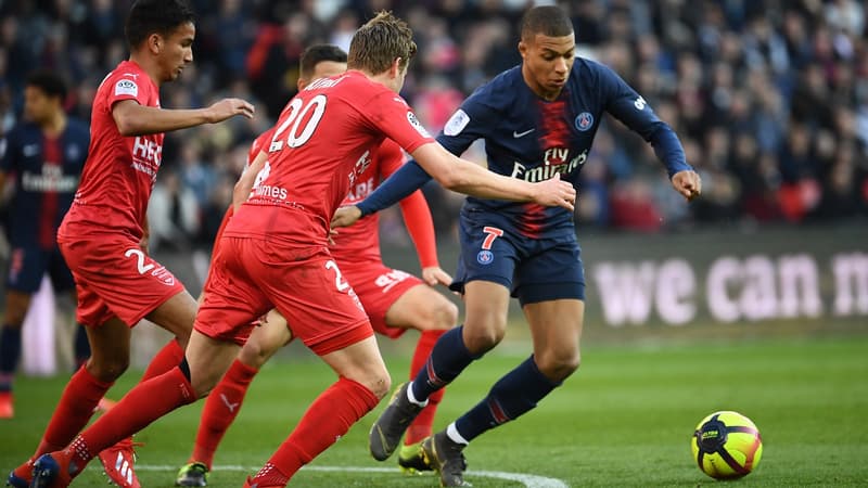 Kylian Mbappé (PSG) face au Nîmes Olympique