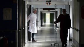 Un médecin et un patient à l'hôpital civil de Strasbourg en octobre 2014 (image d'illustration)