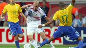 Zidane face à Gilberto Silva et Juninho